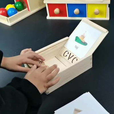 알파벳 학습을 회전하는 서한을 회전시키는 몬테소리 나무로 된 읽기 블록